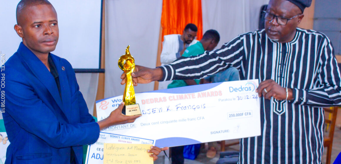 François ADJEVI remporte le deuxième prix du concours ‘’Dedras Climate Award’’ éditions 2024, dans la catégorie audiovisuel.