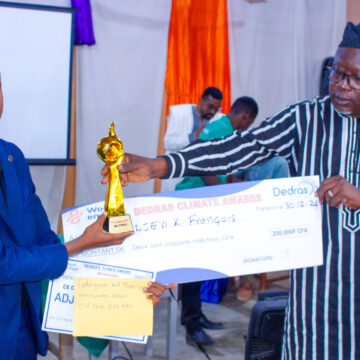 François ADJEVI remporte le deuxième prix du concours ‘’Dedras Climate Award’’ éditions 2024, dans la catégorie audiovisuel.