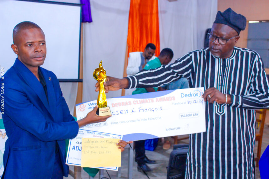 François ADJEVI remporte le deuxième prix du concours ‘’Dedras Climate Award’’ éditions 2024, dans la catégorie audiovisuel.